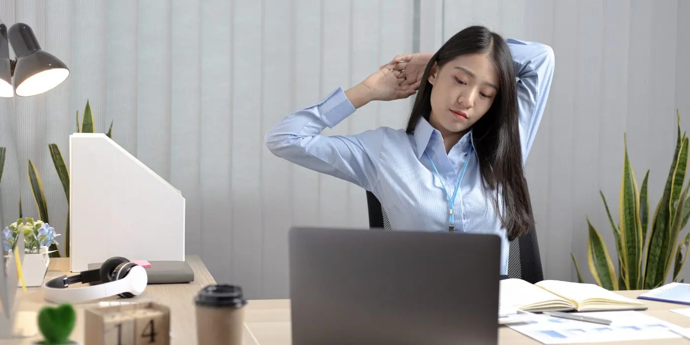 Stretching da scrivania: esercizi semplici da fare in ufficio